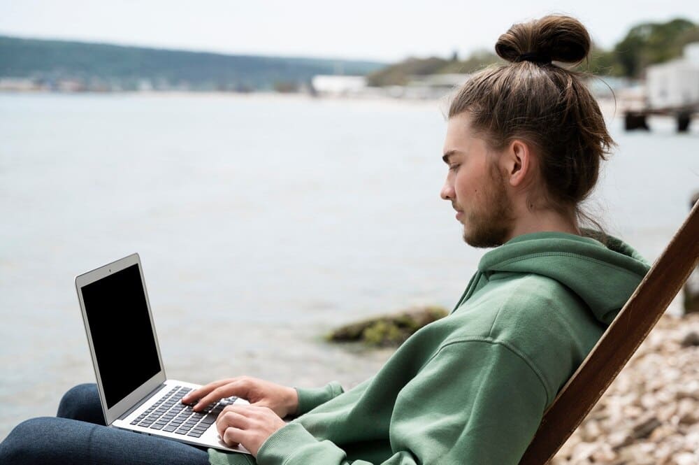 Google Ads vs SEO laptop