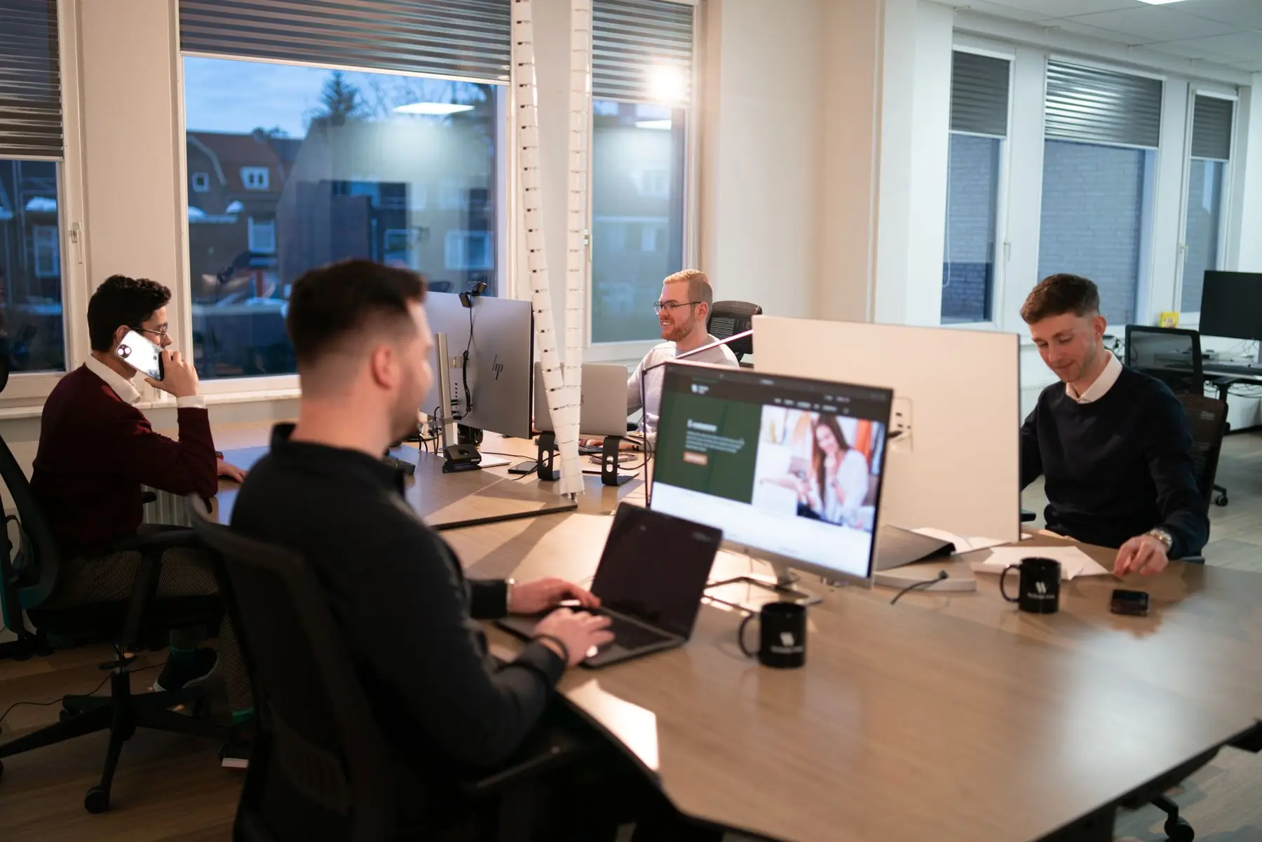 Collega's aan het werk achter hun computers op kantoor
